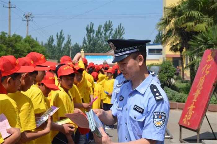 枣庄西站派出所民警为学生们发放宣传材料.jpg