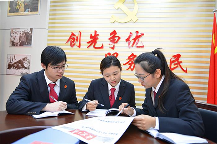 薛城法院组织干警学习宪法修正案.jpg